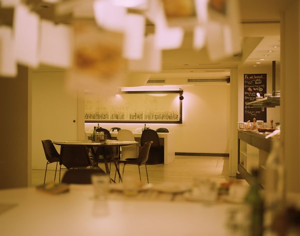 Café da manhã com buffet todos os dias (EUR 15 por pessoa)