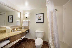 Un baño con lavamanos, inodoro y ducha.
