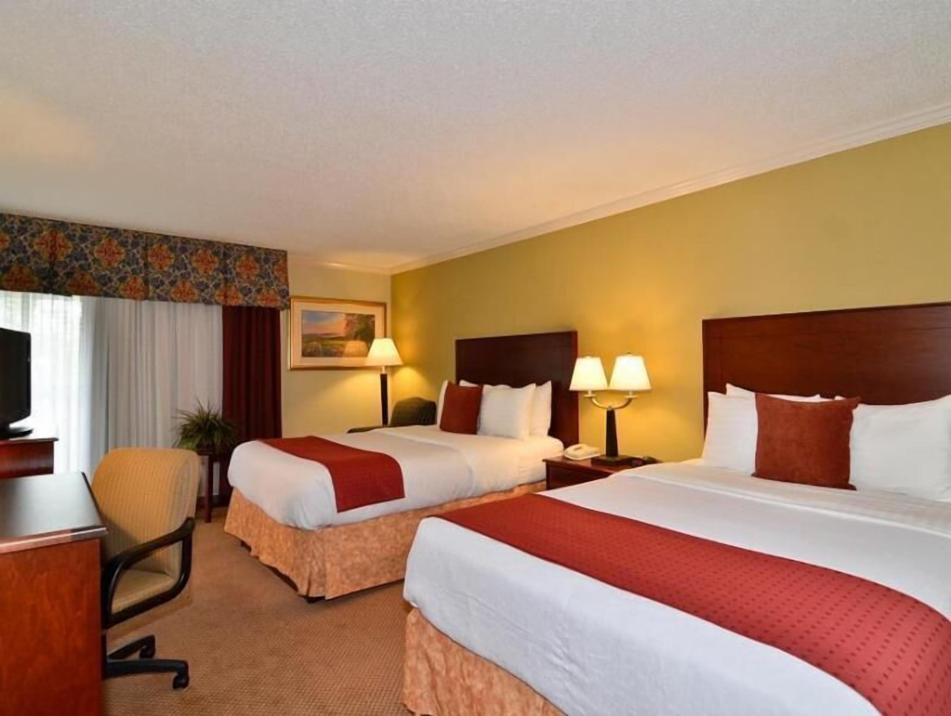 Värdeförvaringsskåp på rummet och mörkläggningsgardiner