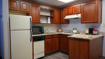 Suite, 1 King Bed, Non Smoking, Kitchen (with Sofabed, Full Kitchen) | Private kitchenette