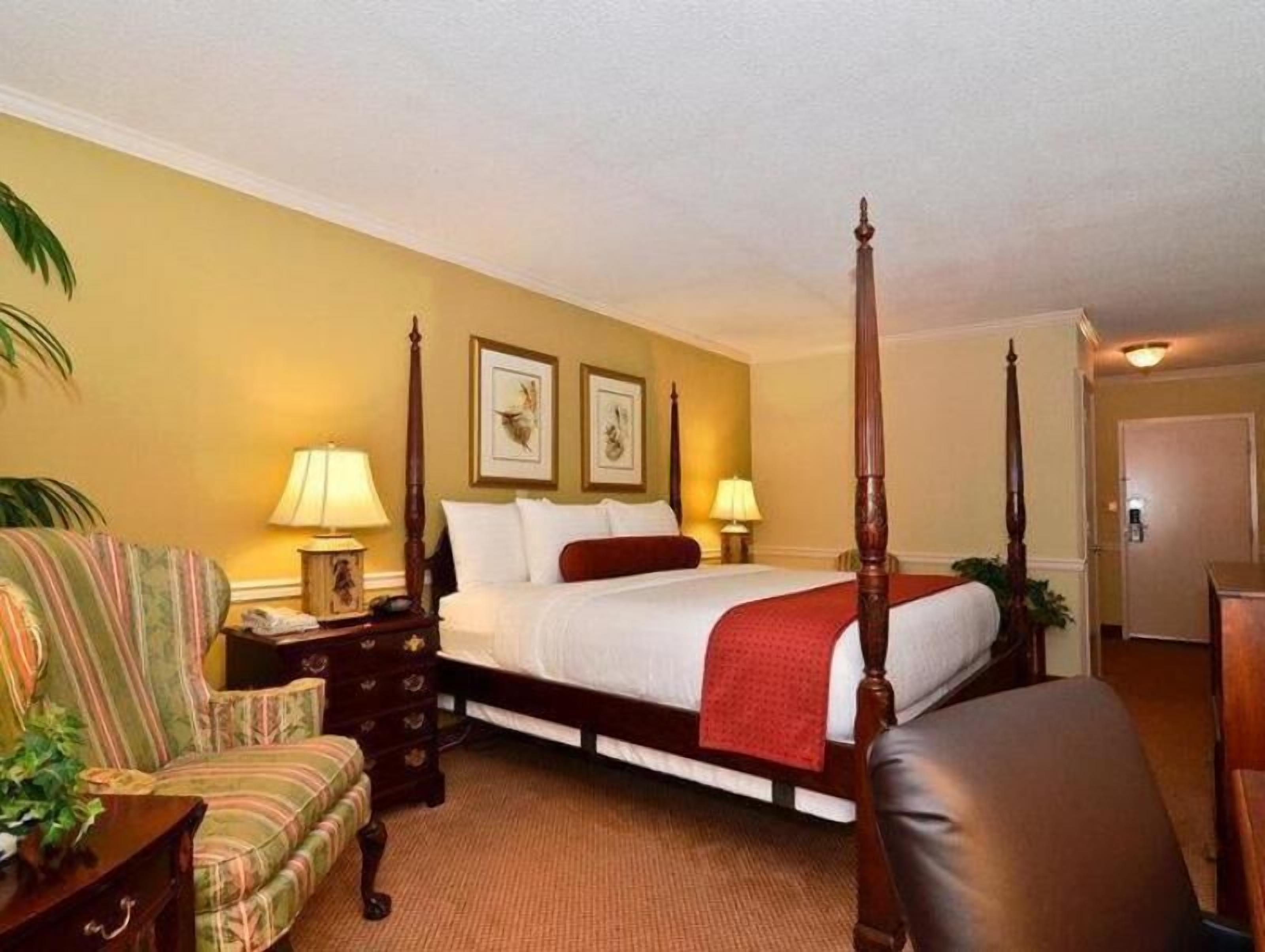 Värdeförvaringsskåp på rummet och mörkläggningsgardiner