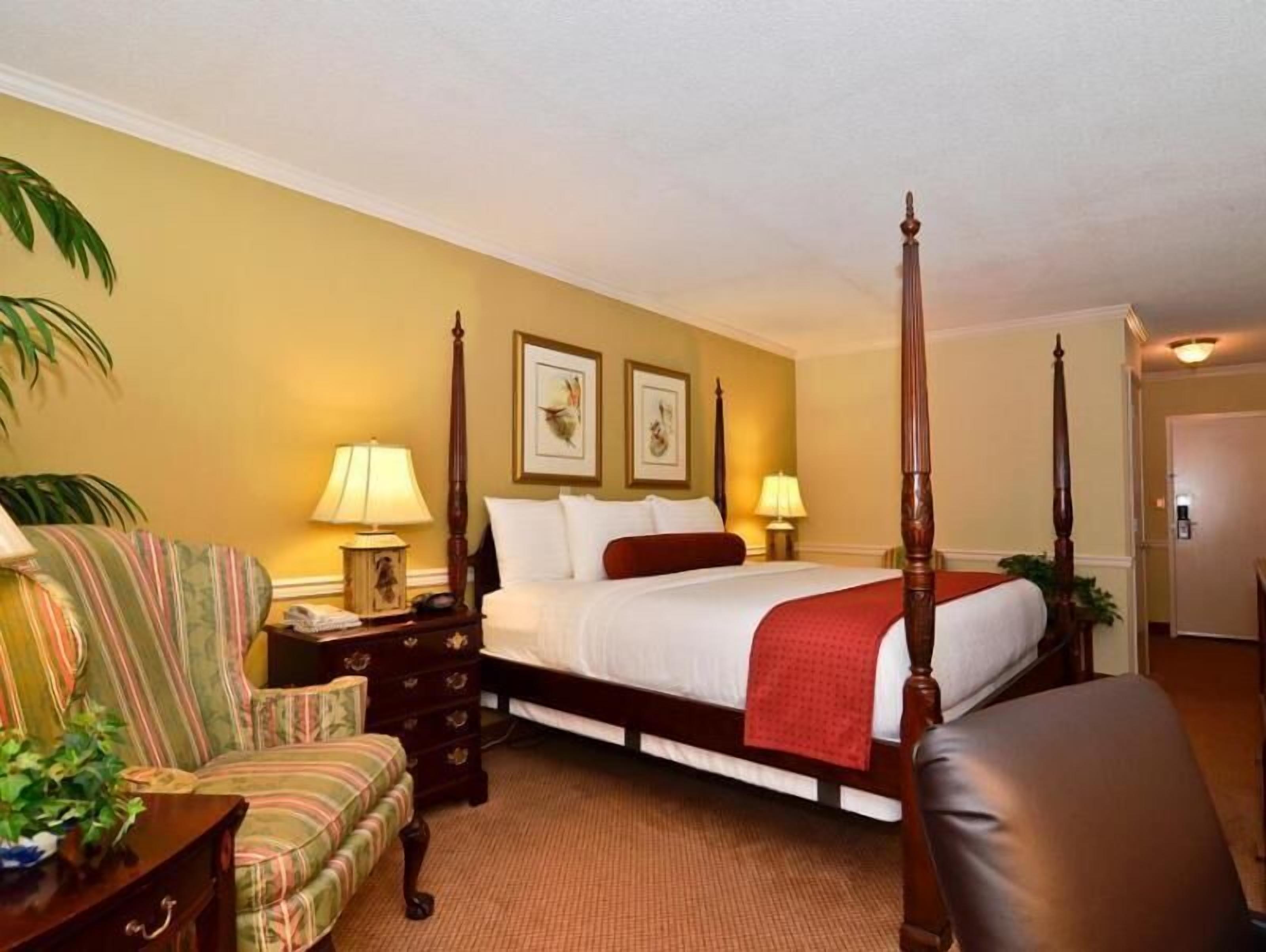 Värdeförvaringsskåp på rummet och mörkläggningsgardiner