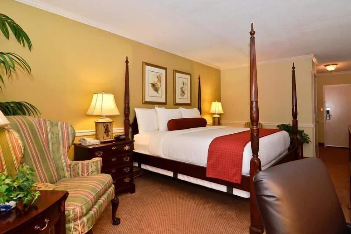 Caja de seguridad en la habitación y cortinas blackout