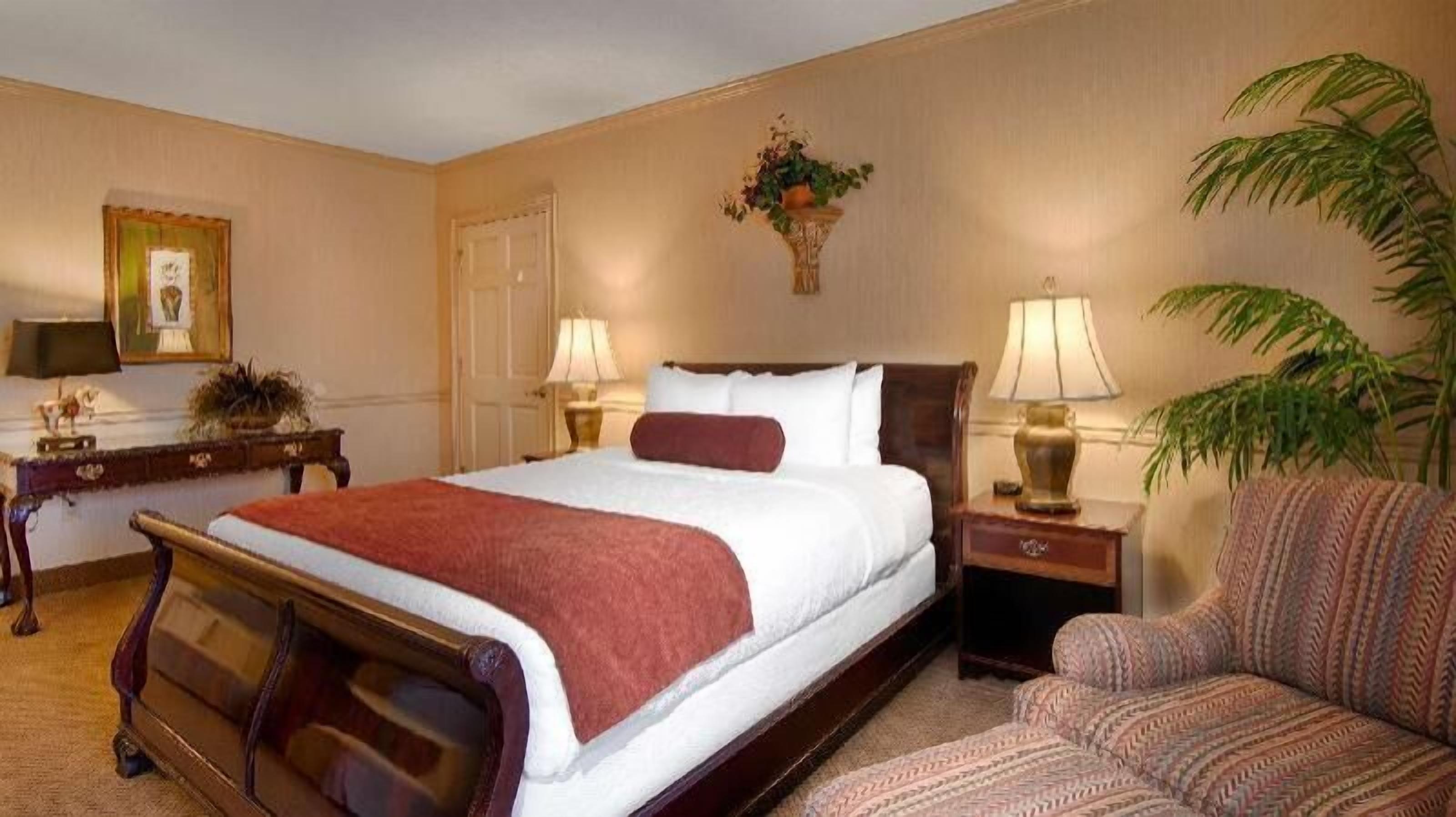 Värdeförvaringsskåp på rummet och mörkläggningsgardiner