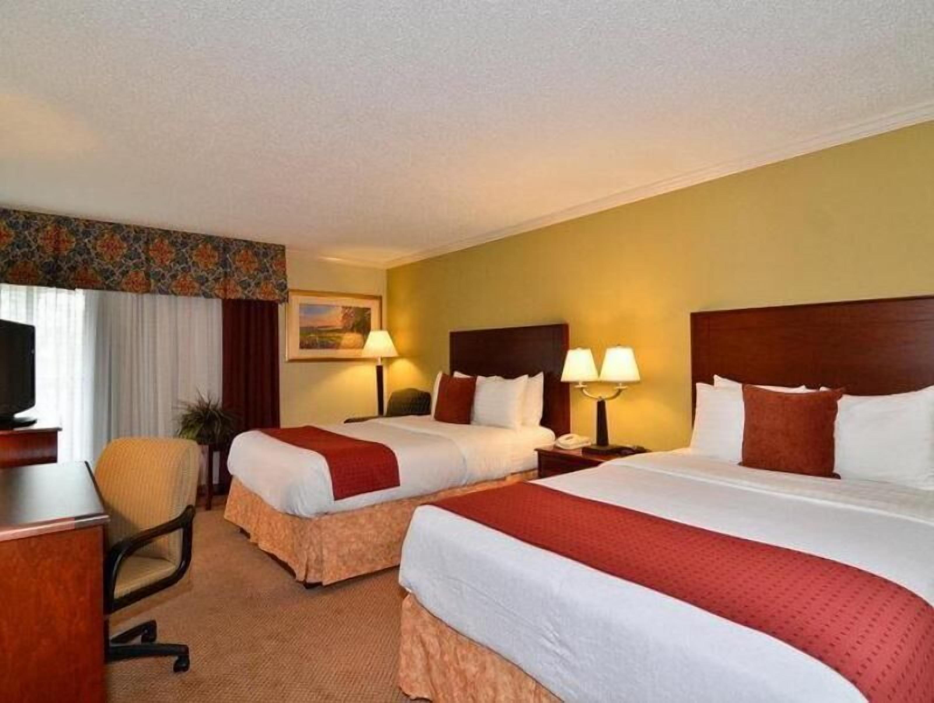 Värdeförvaringsskåp på rummet och mörkläggningsgardiner