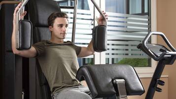 Una persona usando una máquina de gimnasio con vista panorámica al fondo.