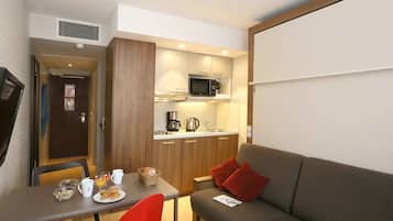 Studio, 1 Double Bed | In-room safe, desk, soundproofing, free WiFi
