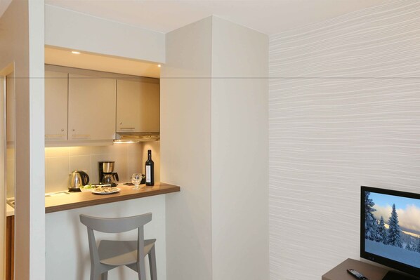 Grand réfrigérateur, micro-ondes, plaque de cuisson, lave-vaisselle