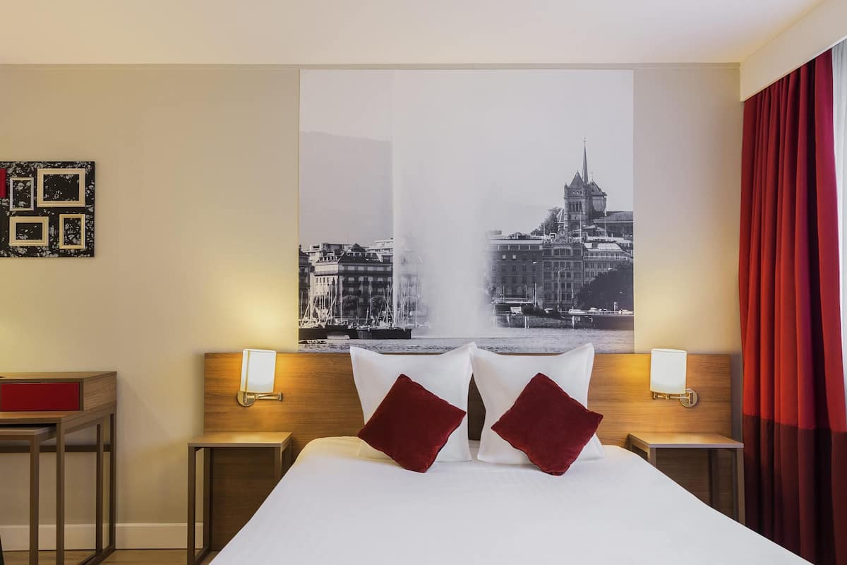 In-room safe, desk, soundproofing, free WiFi