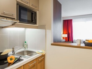 In-room safe, desk, soundproofing, free WiFi