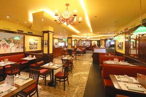 Lunch and dinner served - Adagio Original Thoiry Geneve (Thoiry)