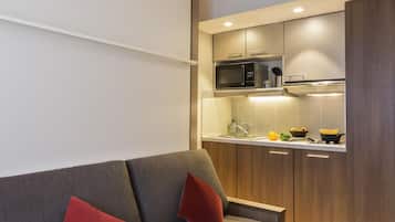 Studio, 1 lit double | Coffres-forts dans les chambres, bureau, chambres insonorisées