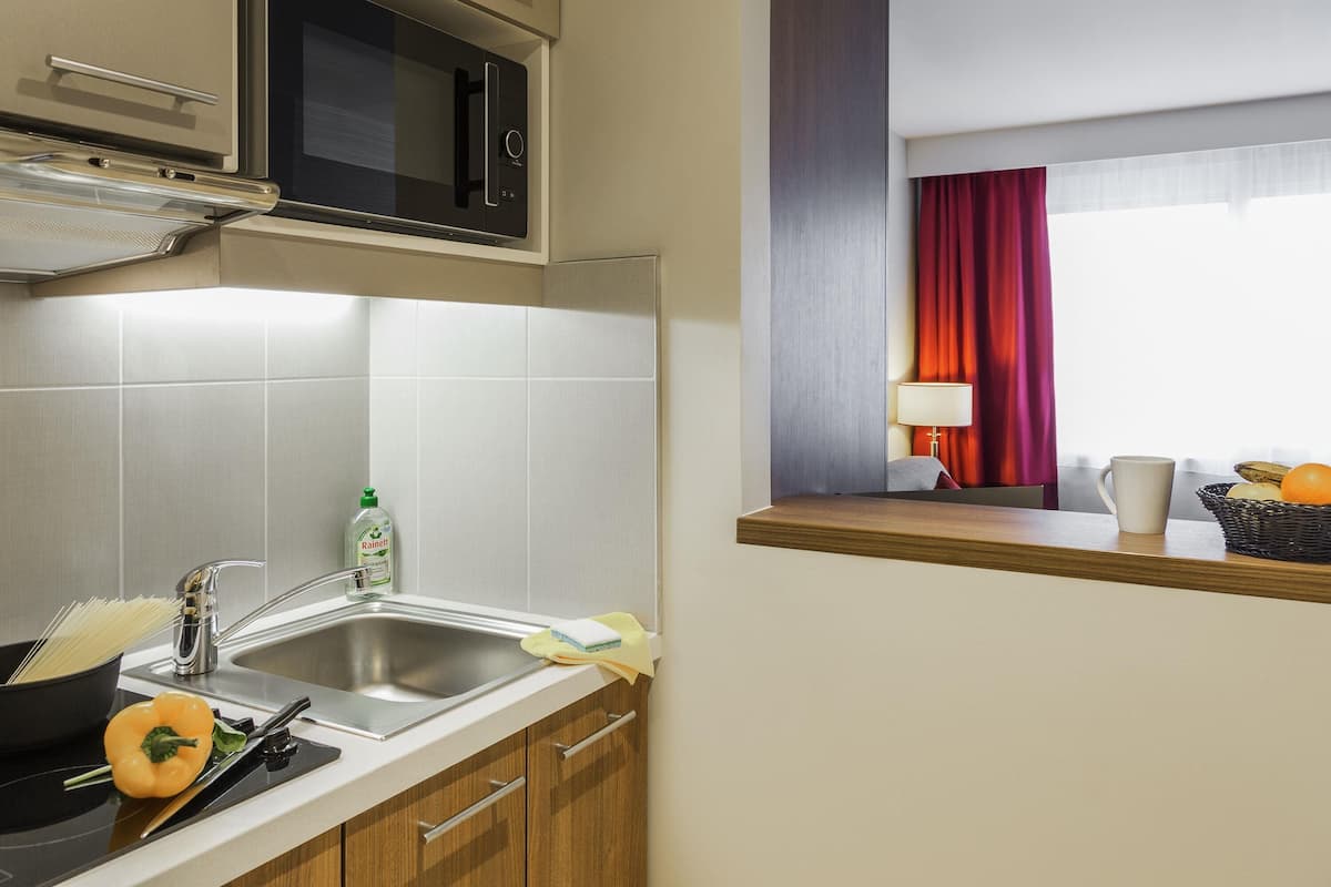 Apartment, 1 Bedroom | Peti besi dalam bilik, meja, kalis bunyi, Wi-fi percuma