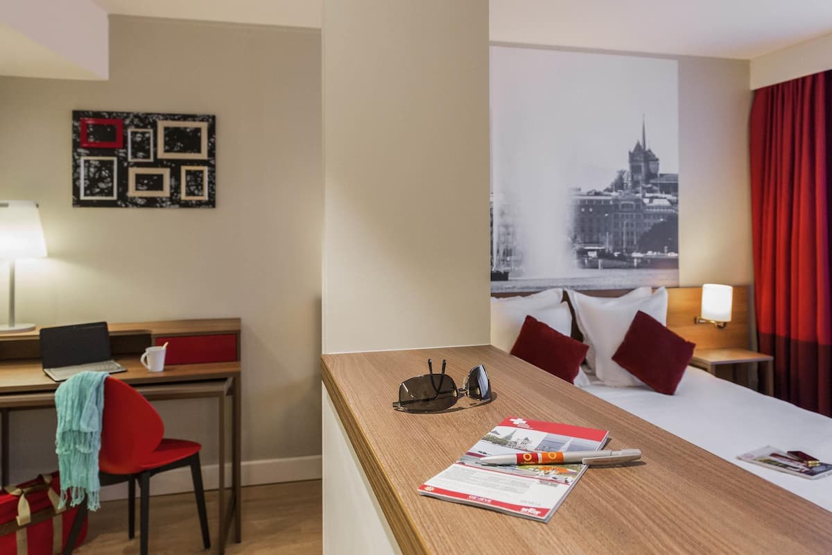 In-room safe, desk, soundproofing, free WiFi