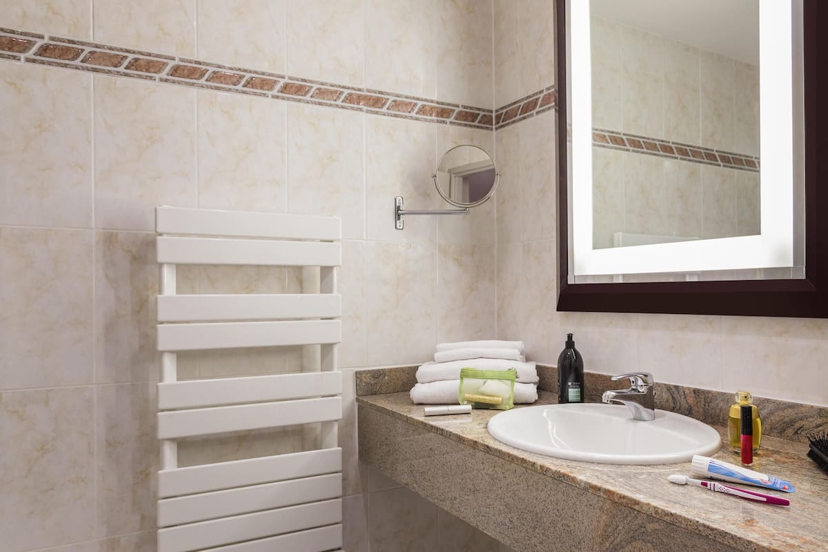 In-room safe, desk, soundproofing, free WiFi