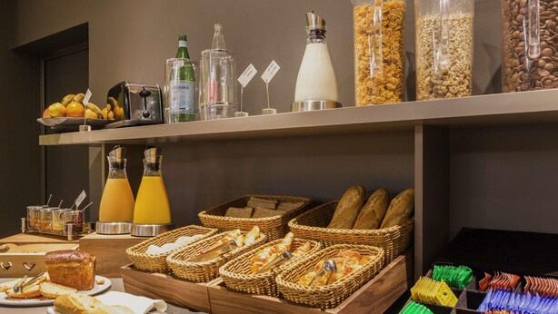 Un buffet de petit-déjeuner proposant une variété d’aliments et de boissons.