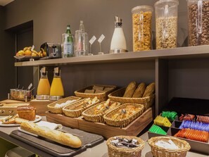 Un bufé de desayuno con diversas opciones de comida y bebidas.