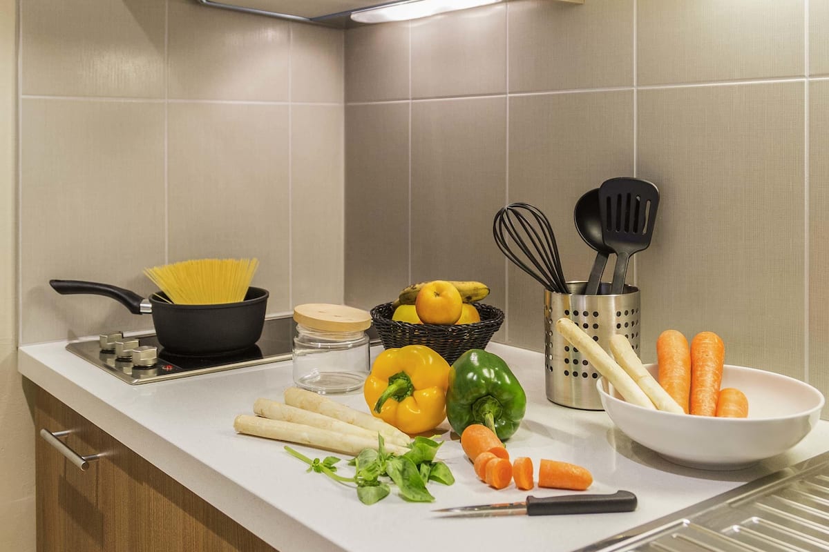 Caja de seguridad en la habitación, escritorio y insonorización