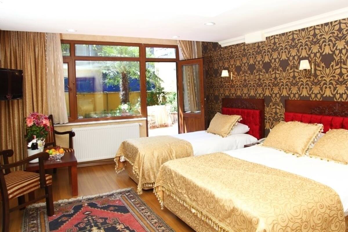 Quarto triplo | Frigobar, escrivaninha, ferros/tábuas de passar roupa, berços grátis