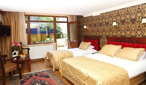 Habitación triple | Minibar, escritorio, tabla de planchar con plancha y cunas gratuitas