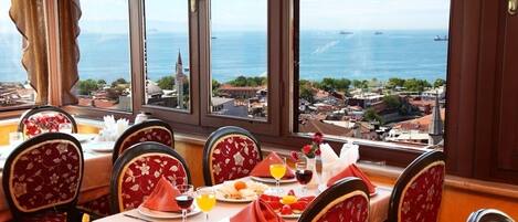 Serveert ontbijt, lunch, diner, Turkse gerechten