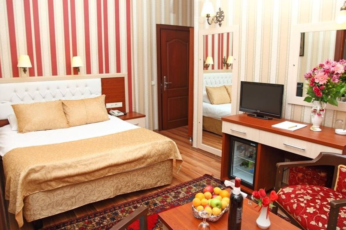 Single Room | Minibar, desk, iron/ironing board (on request), cribs (free)