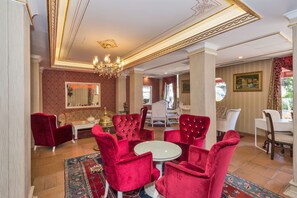 Lobby sitting area - Hotel Santa Sophia (Istanbul)