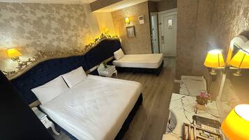 Luxe beddengoed, een minibar, een kluis op de kamer, een bureau