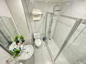Komfortbadewanne, Haartrockner, Hausschuhe, Handtücher