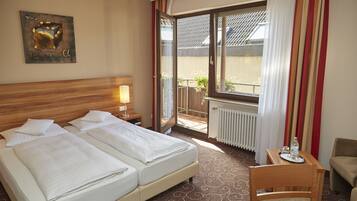 Standardzimmer | Schreibtisch, laptopgeeigneter Arbeitsplatz, Verdunkelungsvorhänge