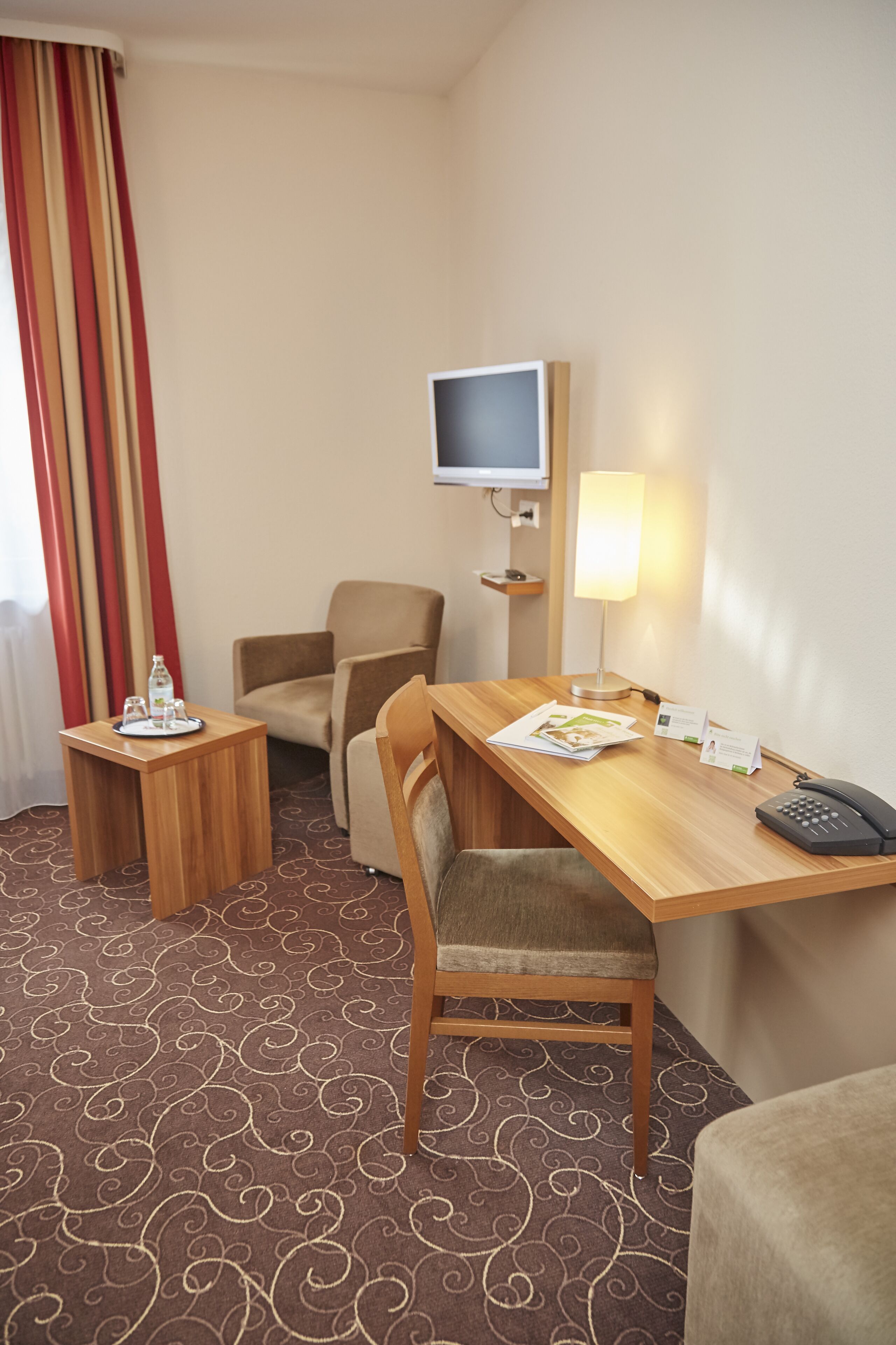 deluxe room | living area | flat-screen tv