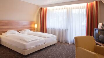 Comfort Room | Desk, laptop workspace, blackout drapes, cribs/infant beds