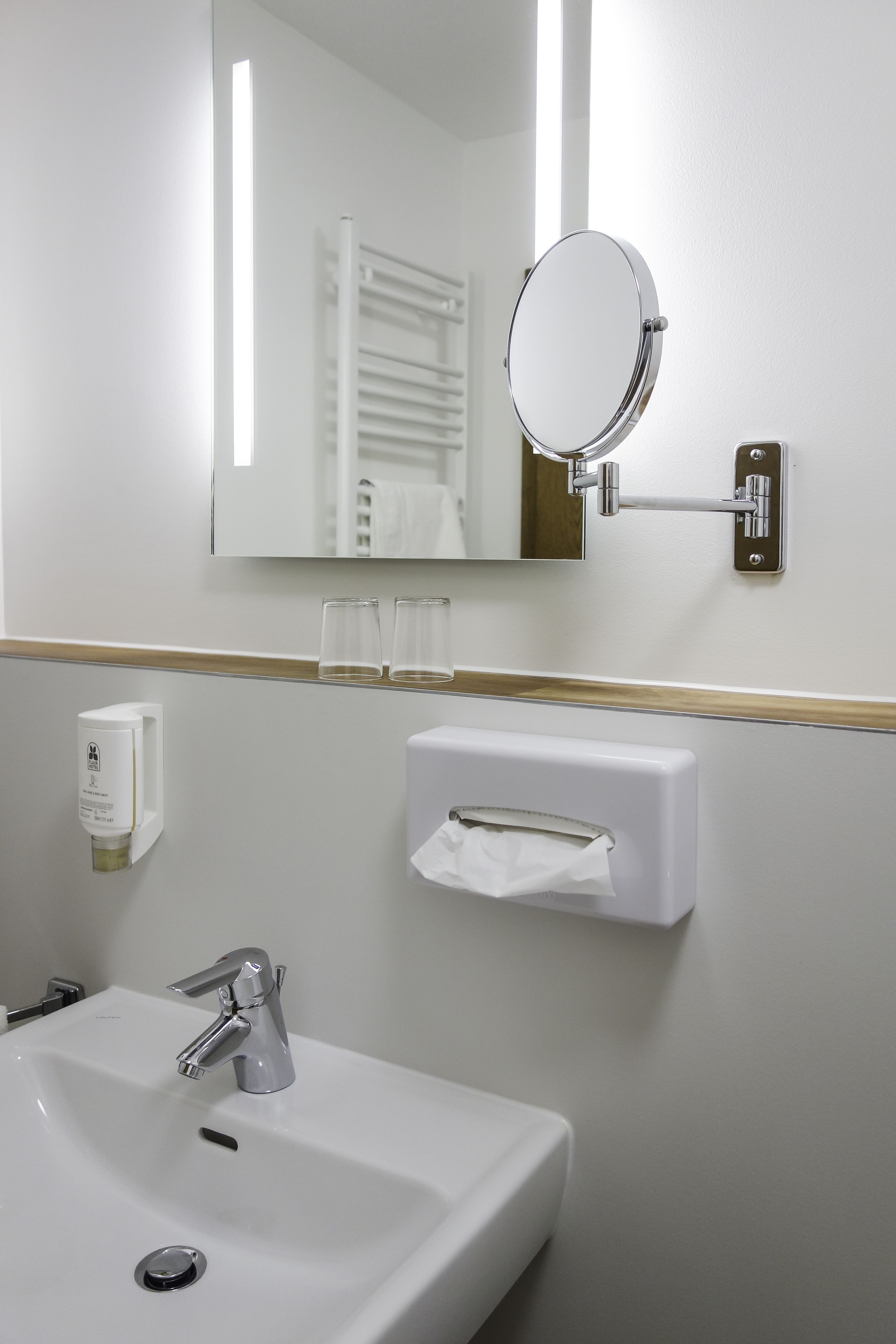 standard room | bathroom | free toiletries, hair dryer, bathrobes, towels