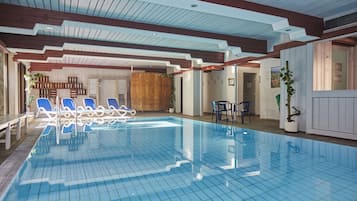 Piscine couverte, accès possible de 07 h 00 à 22 h 00, chaises longues 