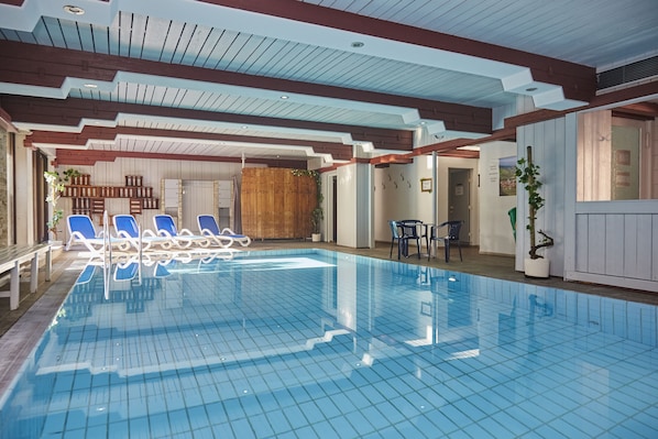 Piscine couverte, accès possible de 07 h 00 à 22 h 00, chaises longues 