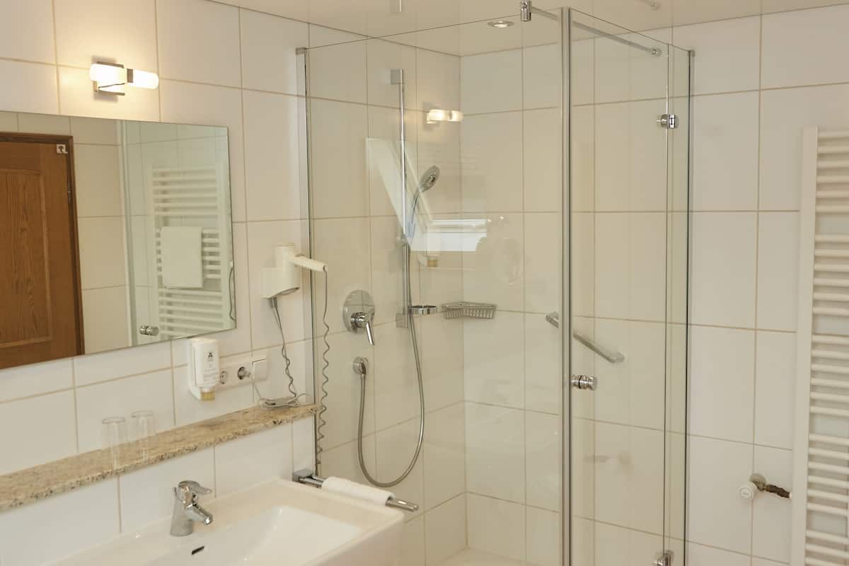 deluxe room | bathroom | free toiletries, hair dryer, bathrobes, towels