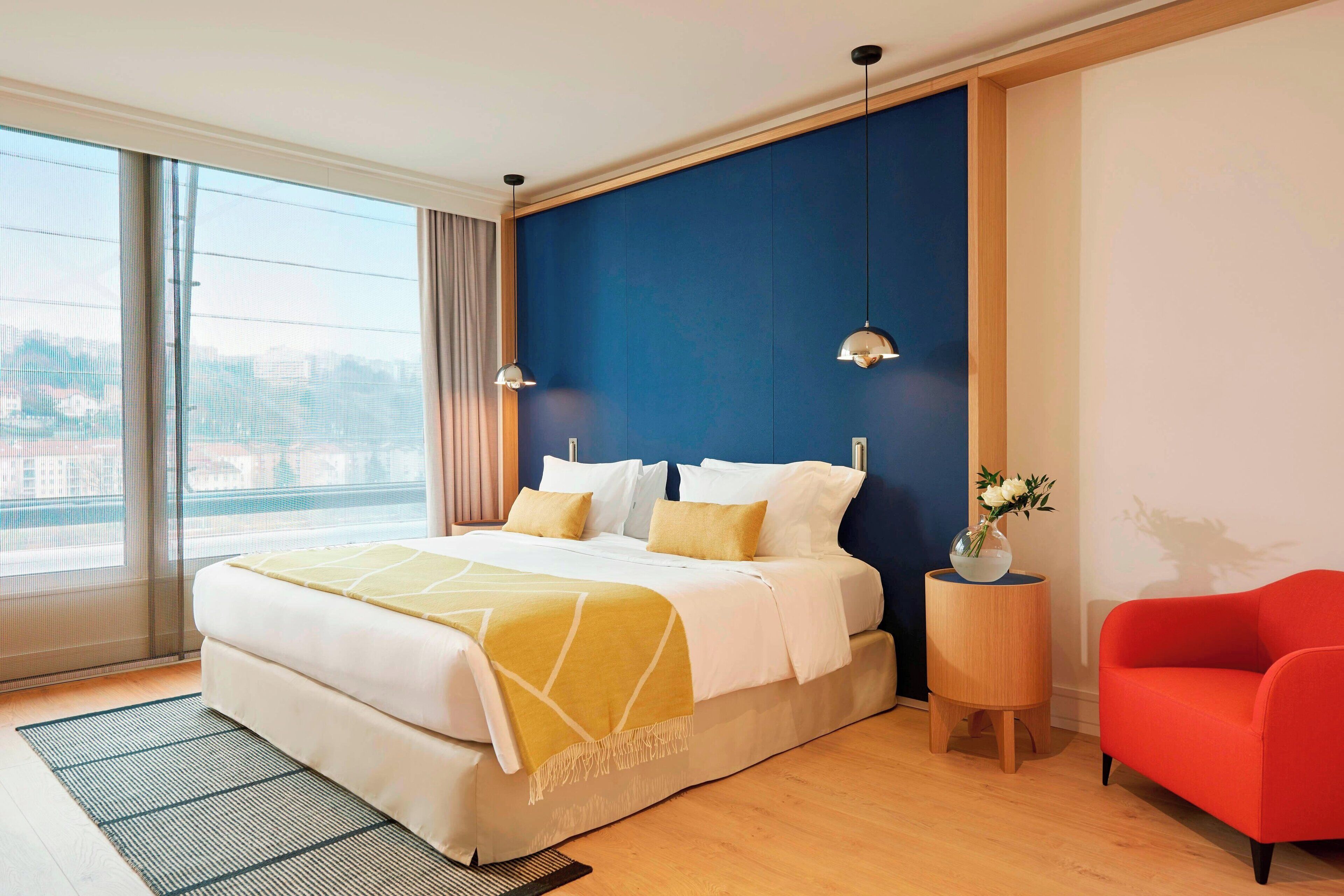 Minibar, caja de seguridad en la habitación y escritorio 