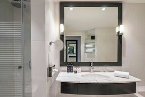 Tina y regadera independientes y amenidades de baño gratuitas 