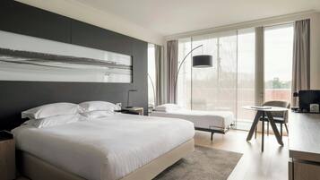 Minibar, caja de seguridad en la habitación y escritorio