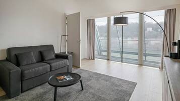 Minibar, caja de seguridad en la habitación y escritorio