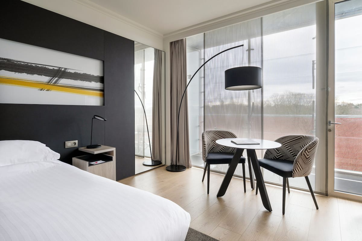 Deluxe Room | Minibar, in-room safe, desk, soundproofing