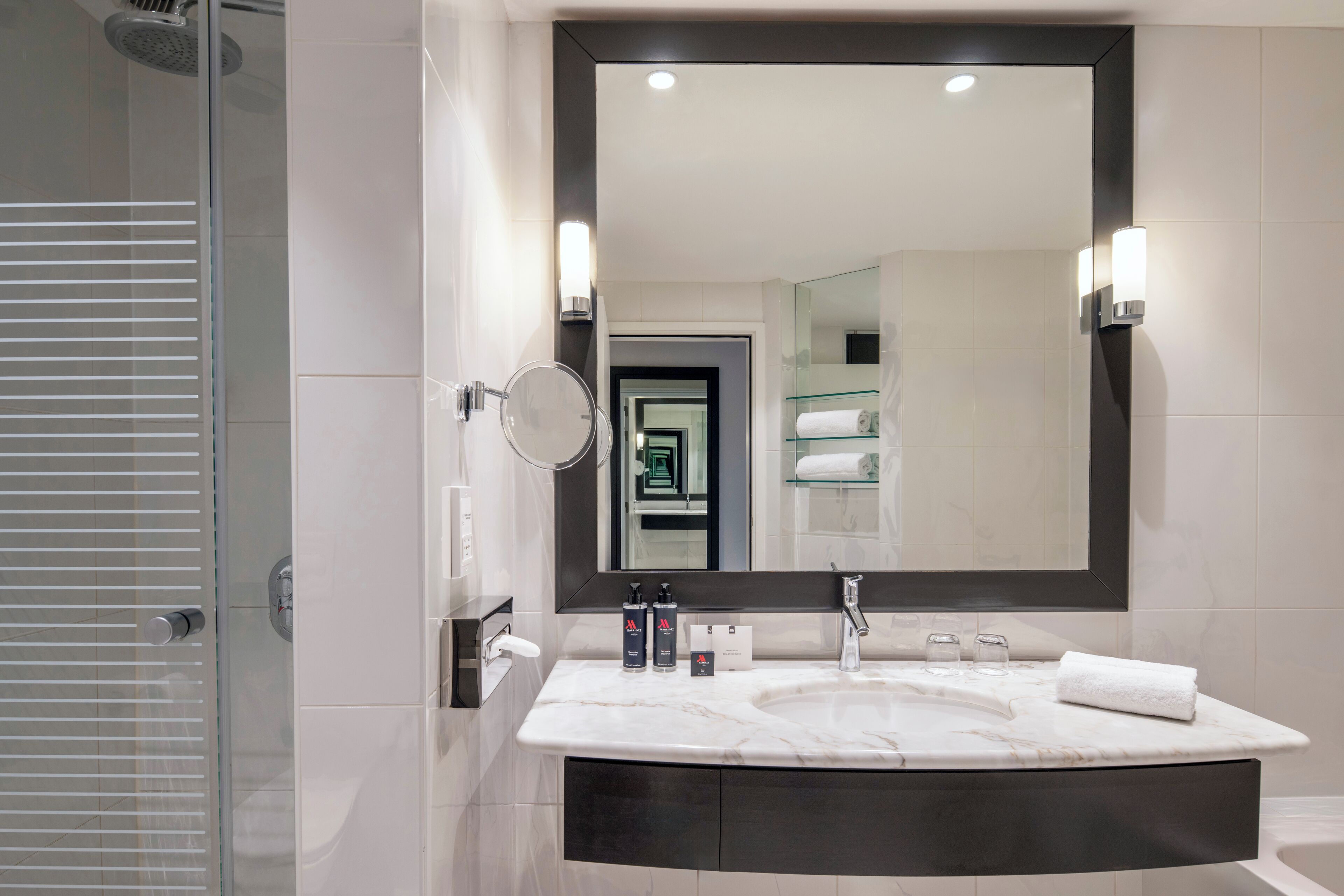 Standard Room | Bathroom | Separate bathtub and shower, free toiletries, hair dryer, towels