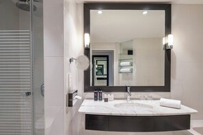 Standard Room | Bathroom | Separate bathtub and shower, free toiletries, hair dryer, towels - Marriott Lyon Cité Internationale (Lyon)