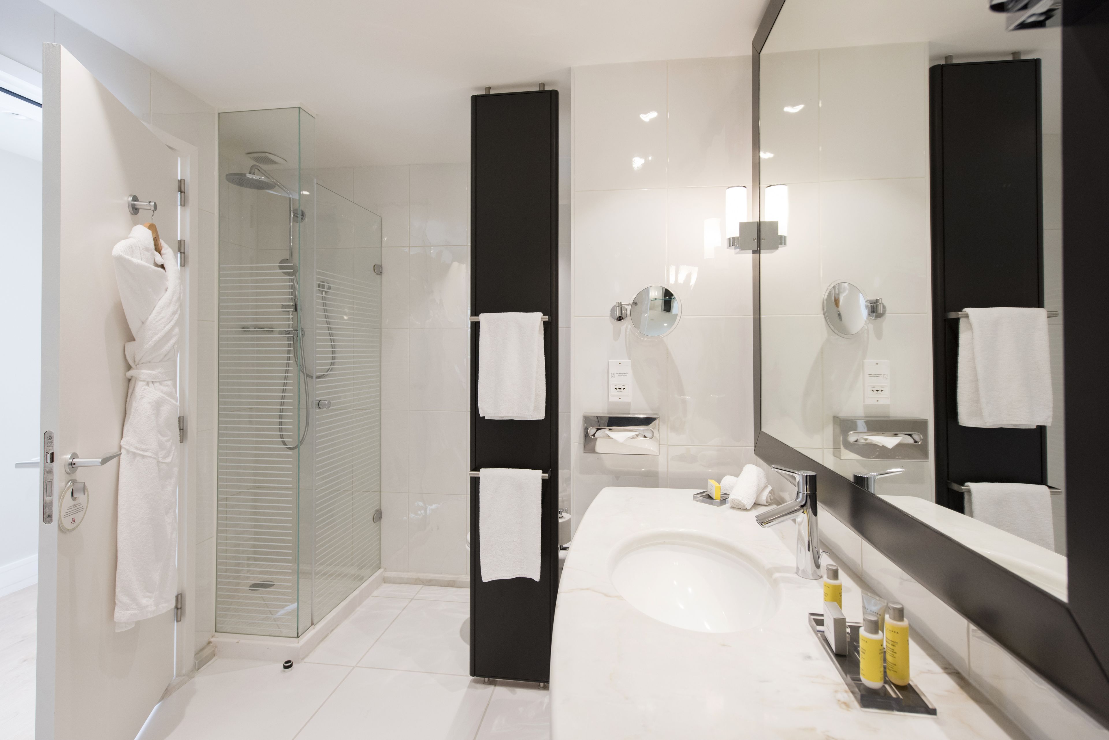 junior suite | bathroom | separate bathtub and shower, free toiletries, hair dryer, towels