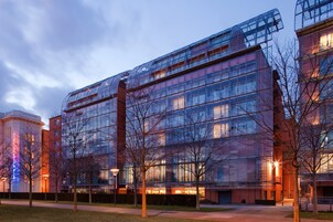 Facciata della struttura - sera/notte