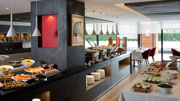 Desayuno buffet (EUR 25 por persona)