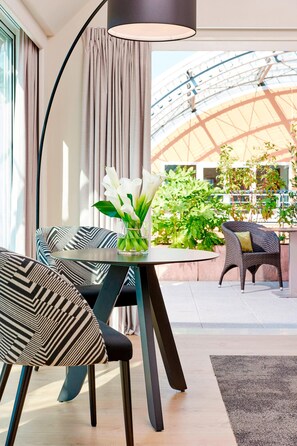 Minibar, caja de seguridad en la habitación y escritorio 