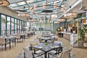 9 restaurants, breakfast, lunch, dinner served; Italian cuisine - Hilton Dubai Jumeirah (Dubai)