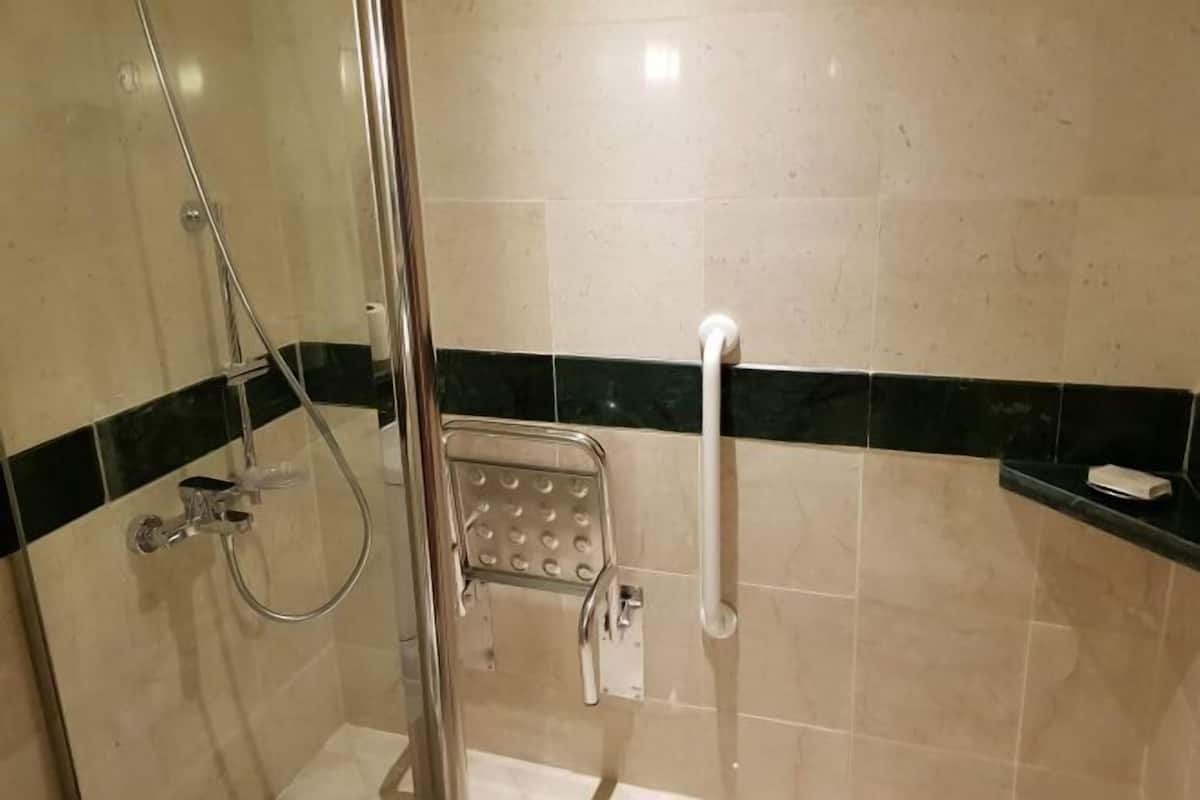 Bathroom | Free toiletries, hair dryer, bathrobes, towels