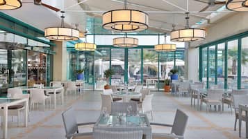 9 間餐廳,供應早餐、午餐和晚餐,義大利料理